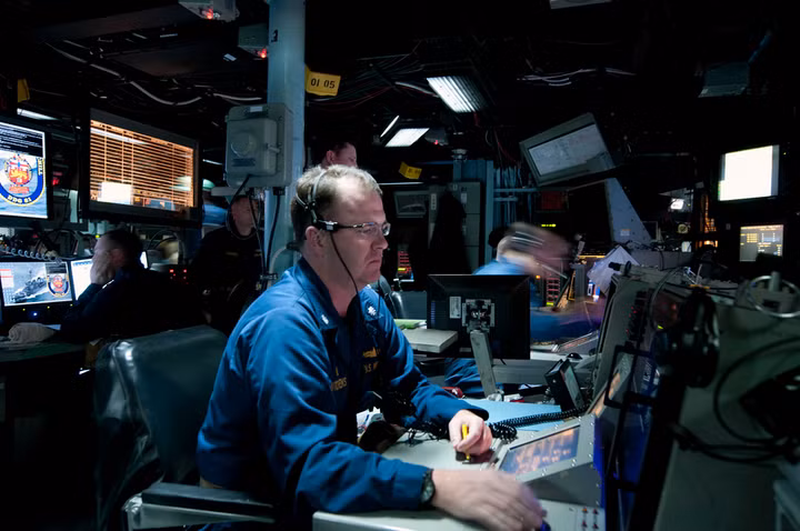 Đặc biệt, việc phát triển hệ thống tác chiến mặt nước tích hợp 9C, vào hệ thống chiến đấu Aegis, cho phép tàu khu trục mang tên lửa dẫn đường lớp Arleigh Burke, biến thành một hạm đội phòng không/chống tên lửa, có tính năng tương đương, hoặc thậm chí mạnh hơn so với lớp tàu Ticonderoga.