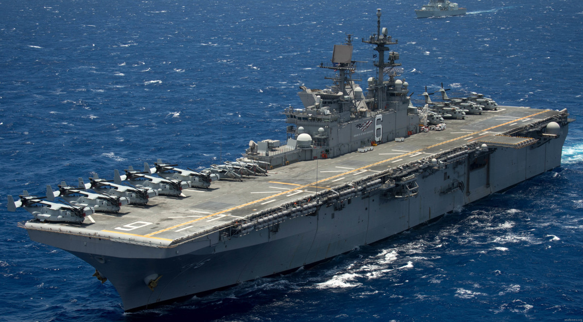 Tàu tấn công đổ bộ lớp American được đóng mới, để có thể thích ứng với các yêu cầu của F-35B ngay từ đầu. Còn tàu tấn công đổ bộ lớp Wasp, phải trải qua một quá trình nâng cấp, trước khi có thể mang theo loại chiến đấu cơ này. Chiếc Goodman Richard, đang trải qua quá trình chuyển đổi kỹ thuật, để mang F-35B.