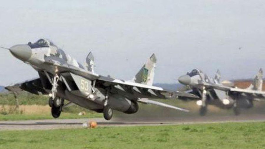 Tuy nhiên theo đánh giá của tạp chí Flight International lại đưa ra những con số khác biệt. Số lượng tiêm kích Su-27 của Ukraine hiện trong biên chế là 32 chiếc, MiG-29 là 24 chiếc. Tổng số Su-25 là 13 chiếc, Su-24 là 12 chiếc. Đồng thời, có tới 47 chiếc L-39 huấn luyện. Như vậy, phi đội sẵn sàng chiến đấu của Ukraine gồm có 128 chiếc.