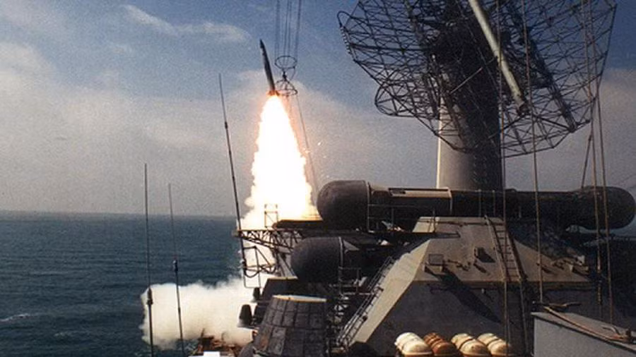 Ngoài ra tàu lớp Kirov được trang bị hệ thống phòng không nhiều lớp, bao gồm 96 tên lửa đất đối không (SAM) S-300F và 40 tên lửa đất đối không 9K33 Osa, 6 hệ thống vũ khí tầm gần Kortik. Mỗi hệ thống Kortik có hai pháo Gatling 30 mm, có khả năng bắn hơn 4.000 viên đạn một phút và tám tên lửa phòng không 9M311, cùng 144 quả 9M311 trong kho.