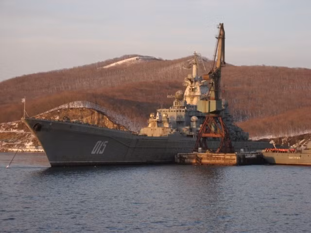 Sau khi Liên Xô tan rã, Nga không đủ khả năng để tất cả các tàu chiến-tuần dương hoạt động đồng thời. Đô đốc Ushakov được đưa ra khỏi biên chế vào năm 1990 sau một vụ tai nạn. Đô đốc Lazarev cập cảng dài ngày từ năm 1999. Cả hai đều chuẩn bị được dỡ bỏ trong năm nay. 