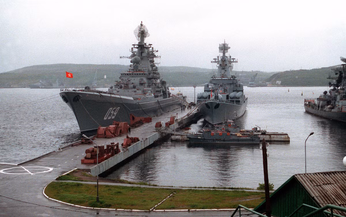 Kế hoạch lúc bấy giờ của Liên Xô là đóng năm chiếc tàu lớp Kirov, nhưng chỉ có bốn chiếc được đóng. Ba chiếc tàu đi vào hoạt động đầu tiên mang tên Kirov, Frunze và Kalinin, sau đó chúng được đổi tên lần lượt là Đô đốc Ushakov, Đô đốc Lazarev và Đô đốc Nakhimov, ngay sau khi Liên Xô tan rã.