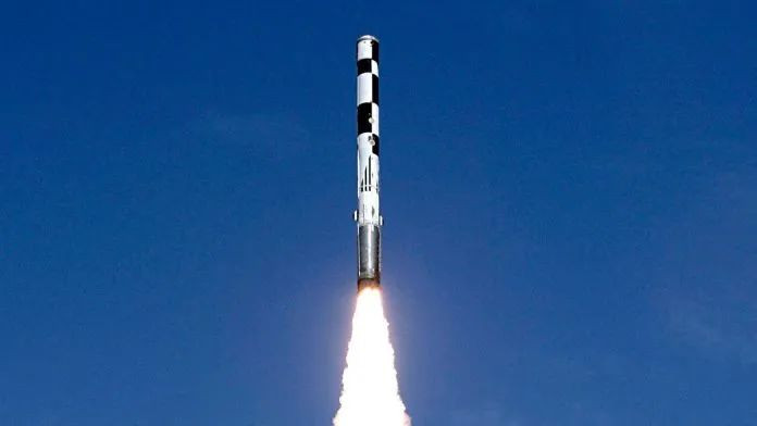 Truyền thông Ấn Độ gần đây tiết lộ rằng, sau 20 năm phát triển, phiên bản tên lửa hành trình BrahMos mới nhất, được phát triển đặc biệt cho địa hình đồi núi cao ở biên giới Trung Quốc - Ấn Độ, đã được trang bị cho trung đoàn tên lửa BrahMos thứ tư của Ấn Độ, và được triển khai ở bang Arunachal Pradesh.