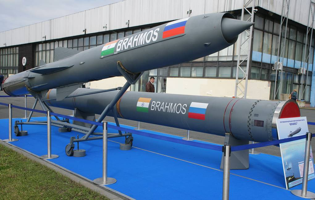 Năm 2016, phiên bản BrahMos tiến công mục tiêu sau sườn núi, đã thực hiện thành công với sườn núi dốc 65 độ; năm 2019, phiên bản này hoàn thành thử nghiệm, khi tiến công với chiều thẳng đứng, sau khi vượt qua đỉnh núi. Trang web Swarajyamag cho biết, loại tên lửa BrahMos hiện đang triển khai ở Arunachal Pradesh, là loại tên lửa này.