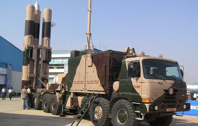 Năm 2007, khi Quân đội Ấn Độ bắt đầu trang bị hai trung đoàn tên lửa BrahMos đầu tiên, tuy hiệu suất của chúng khá không ổn định, đặc biệt là độ chính xác của đầu dẫn đường bằng radar chủ động băng tần X. Tuy nhiên những lỗi này đã nhanh chóng được khắc phục.