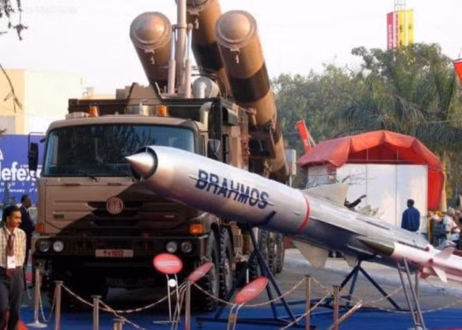 Vì lý do này, phiên bản BrahMos Block III đã thay cơ cấu lái và phần mềm dẫn đường, để nó có thể tiêu diệt những mục tiêu ở dưới thung lũng sâu, được che chắn bởi quả núi lớn.