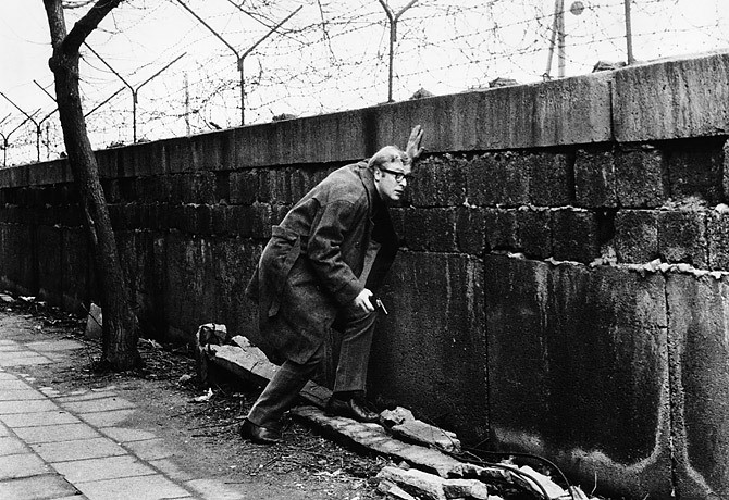 Lần thứ nhất là sự kiện đối đầu tại Berlin năm 1961, sau khi Bức tường Berlin chia cắt Đông và Tây Đức được dựng lên, tháng 10/1961 một nhà ngoại giao Mỹ bị cảnh sát Đông Đức chặn lại, khi đang tìm cách vượt tường từ Tây Berlin sang Đông Berlin.