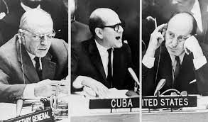 Cuối cùng, sau nhiều vòng đàm phán, lãnh đạo hai siêu cường Liên Xô và Mỹ đã đi đến thỏa thuận: Phía Liên Xô ngừng triển khai và rút tên lửa khỏi Cuba còn phía Mỹ phải rút tên lửa đạn đạo đã triển khai ở Thổ Nhĩ Kỳ và Italia.