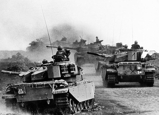 Năm 1973, Ai Cập bất ngờ tấn công Israel, mở đầu cuộc chiến tranh Yom Kippur. Tuy giành được một số kết quả ban đầu, nhưng sau đó không lâu, quân đội Israel đã phản công mạnh mẽ và đặt toàn bộ binh lính Ai Cập vào nguy cơ bị tiêu diệt toàn bộ.