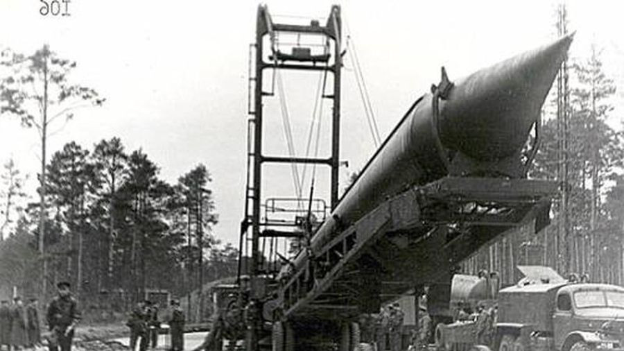 Thứ hai là sự kiện khủng hoảng tên lửa Cuba năm 1962. Nếu nói về nguy cơ của một cuộc chiến tranh hạt nhân nào là đáng sợ nhất, người ta sẽ nói về cuộc khủng hoảng tên lửa Cuba năm 1962. Việc Nga triển khai tên lửa hạt nhân tầm trung R-12 và R-14 Chusovaya tại Cuba, để đáp trả việc Mỹ triển khai các hệ thống tên lửa tại châu Âu và Thổ Nhĩ Kỳ.