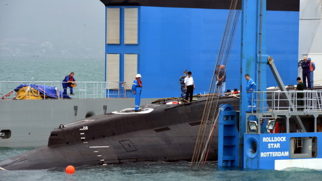 Trước nhiều phương án được đưa ra để luyện tập, cuối cùng chỉ một phương án được chọn, đó là: Tàu A1 tiếp cận đưa dây lên cọc bích mũi tàu ngầm, tàu A2 tiếp cận đưa dây lên cọc bích sau lái tàu ngầm. Khi lai kéo, A1 có nhiệm vụ kéo tàu dịch chuyển vào vị trí, A2 giữ căng dây không cho lái tàu ngầm dịch chuyển về phía dưới gió, đồng thời điều chỉnh tốc độ dịch chuyển.