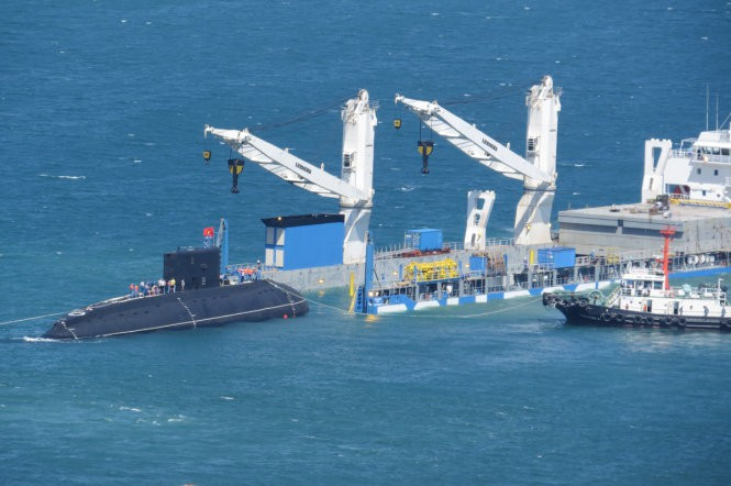 Phương án 1: Đưa tàu lai lên tàu Rolldock Sea, lắp đệm va mũi dùng tàu lai đẩy trực tiếp vào tàu ngầm khi vào sát cầu cảng. Phương án này khó khả thi do chi phí lớn, mất nhiều thời gian và không bảo đảm an toàn tuyệt đối do có tiếp xúc trực tiếp giữa tàu lai và vỏ của tàu ngầm Kilo.