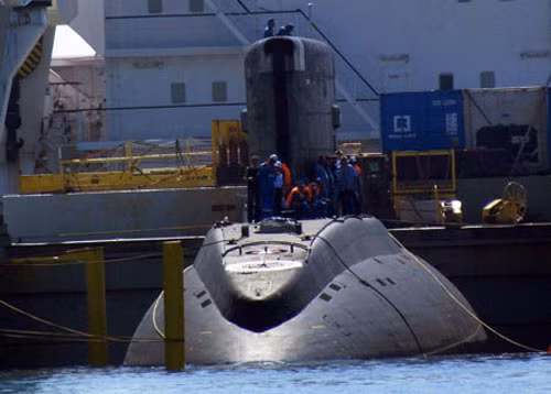 Theo hợp đồng với đối tác Nga, trách nhiệm đưa tàu ngầm Kilo cập cảng thuộc về phía Việt Nam, sau khi tàu ngầm rời khỏi tàu mẹ với khoảng cách 3m và việc lai dắt tàu cập cảng được tiến hành trong tình trạng tàu ngầm không hoạt động. Sau khi nhận lệnh từ cấp trên, Tổng công ty Tân Cảng đã họp bàn phương án lai kéo. Có hai phương án chính được đề xuất.