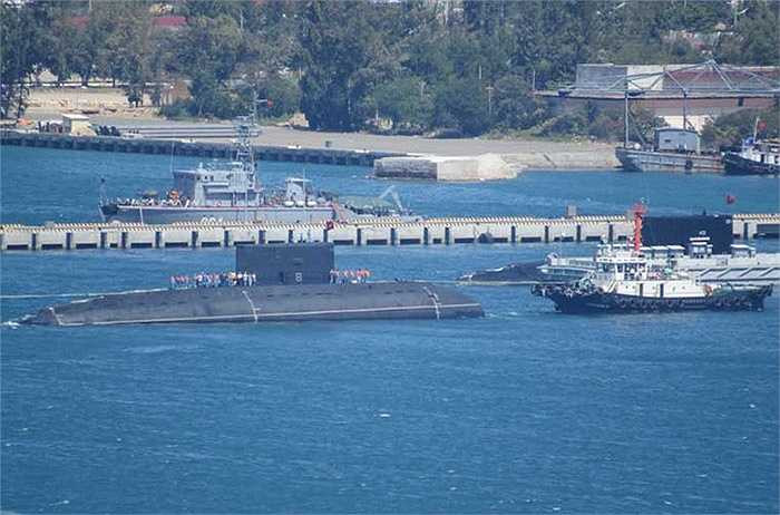 Việc lai dắt thành công tàu ngầm HQ-182 Hà Nội đã để lại cho Tổng công ty Tân Cảng Sài Gòn và bộ đội Hải quân những kinh nghiệm quý giá trong hỗ trợ lai dắt đối với tàu quân sự, là tiền đề để tiếp tục thực hiện nhiệm vụ lai kéo các tàu tiếp theo trong Hạm đội tàu ngầm Kilo. Nguồn ảnh: TH.