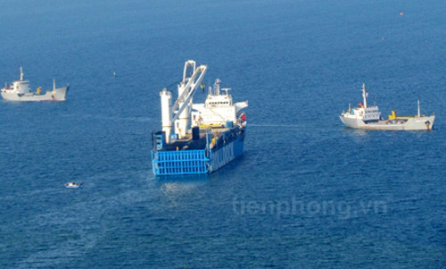 Đầu giờ chiều ngày 22/12/2013, biên đội đã cập cảng Cam Ranh an toàn, triển khai phối hợp với Lữ đoàn tàu ngầm 189 khảo sát khu vực cầu cảng, dự kiến tàu ngầm HQ-182 Hà Nội sẽ được kéo vào, họp bàn triển khai phương án lai kéo.