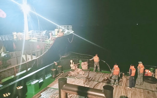 2 giờ sáng ngày 3/1/2014, hai tàu lai chở thủy thủy tàu ngầm, các chuyên gia Nga cùng các đồng chí lãnh đạo ra tàu mẹ (tàu vận tải Rolldock Sea), để tiến hành công tác hạ thủy đưa tàu ngầm ra khỏi tàu mẹ.