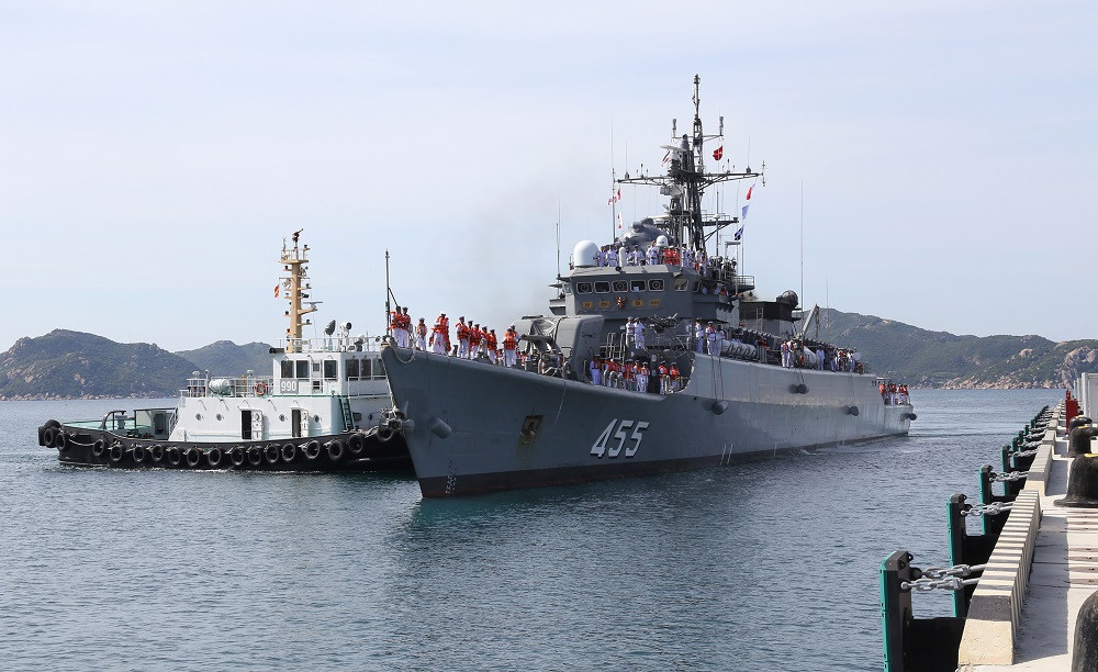 Mặt khác, gió thổi tương đối mạnh vuông góc với cầu, nhìn trên máy đo gió có lúc chỉ báo vận tốc 20 m/h, cũng là một trong những yếu tố chính gây khó khăn cho quá trình tập luyện lai kéo.