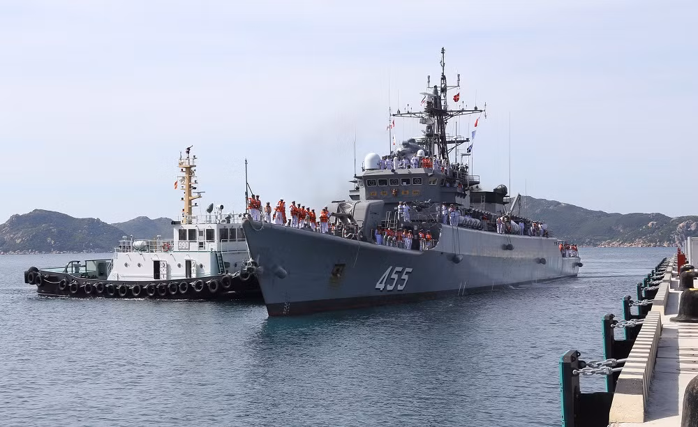 Mặt khác, gió thổi tương đối mạnh vuông góc với cầu, nhìn trên máy đo gió có lúc chỉ báo vận tốc 20 m/h, cũng là một trong những yếu tố chính gây khó khăn cho quá trình tập luyện lai kéo.