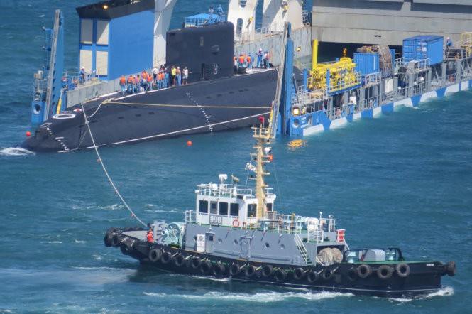 Phương án 2: Lai dắt tàu ngầm Kilo hoàn toàn bằng dây kéo, tàu lai không tiếp xúc trực tiếp với tàu ngầm, bảo đảm an toàn tuyệt đối song đòi hỏi chuyên môn, tay nghề, kinh nghiệm và tính chuyên nghiệp cao. Phương án này đã được Tân Cảng chọn lựa, triển khai thực hiện.