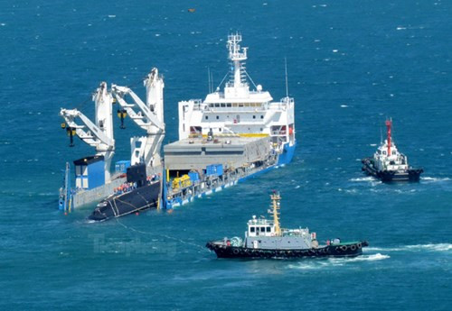 Trong quá trình tàu mẹ được đánh chìm một phần, hai tàu lai A1, A2 của Tân Cảng Sài Gòn đảm nhiệm công tác cảnh giới, bảo vệ vòng ngoài. 14 giờ cùng ngày, tàu ngầm HQ-182 Hà Nội được tách ra khỏi tàu mẹ.