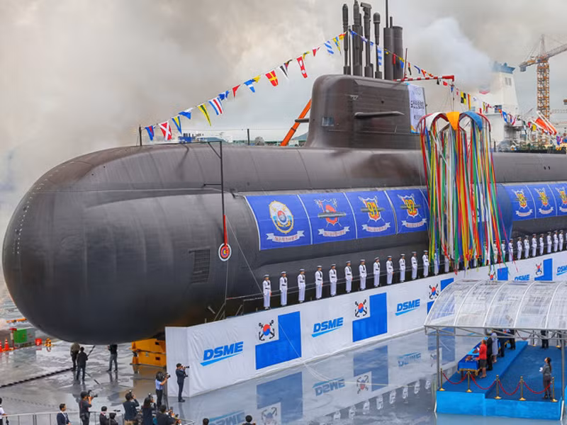 Vào ngày 13/8 vừa qua, tàu ngầm thông thường mới được đưa vào trang bị của Hàn Quốc, mang tên Shimayama An Changho, có thể mang theo 6 tên lửa đạn đạo Hyunmoo-2B; tàu có thể hoạt động dưới nước trong vài tuần, nhờ sử dụng động cơ đẩy sử dụng không khí độc lập (AIP).