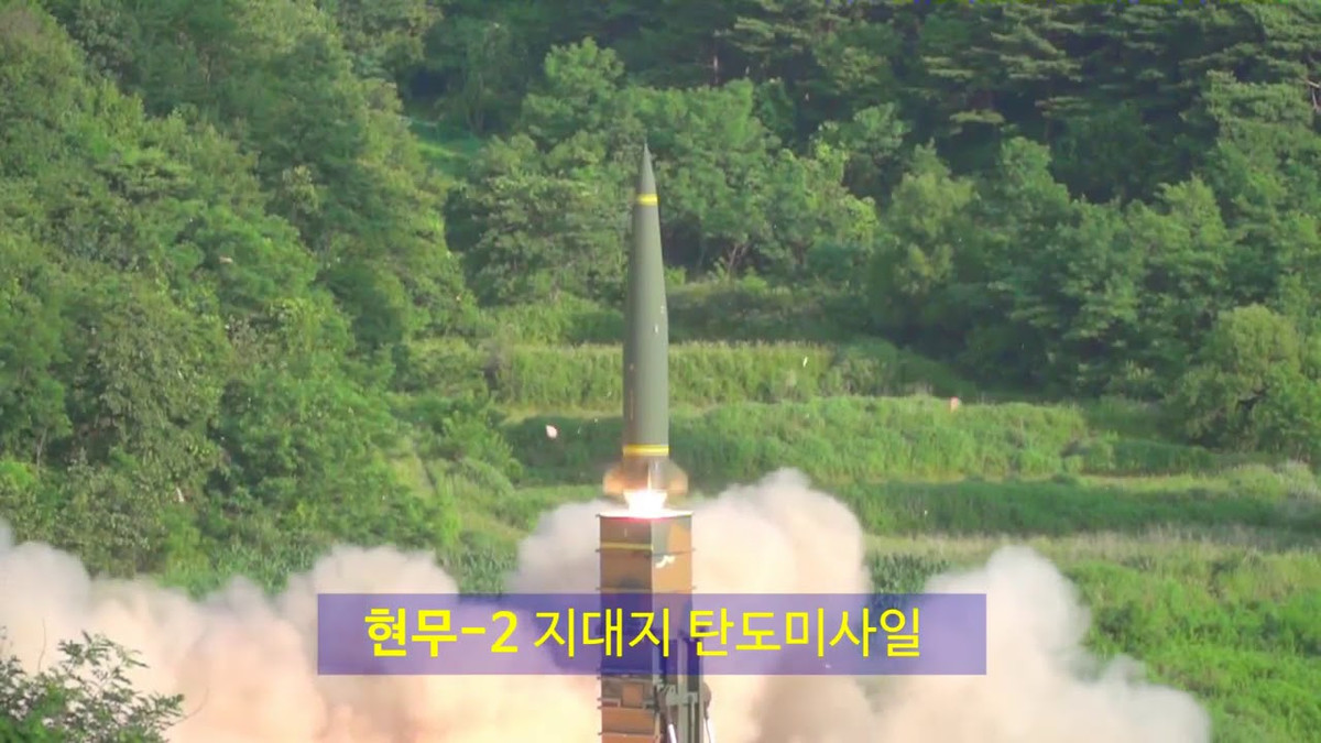 Ở khu vực Đông Bắc Á, Mỹ ủng hộ Nhật Bản, đặc biệt, hỗ trợ trong lĩnh vực quân sự vượt xa Hàn Quốc. Giờ đây, Hàn Quốc đã đi đầu trong việc thoát khỏi mọi ràng buộc của việc phát triển tên lửa tấn công, và Nhật Bản vẫn đang thảo luận về việc “liệu họ có nên tấn công các căn cứ của đối phương hay không”.