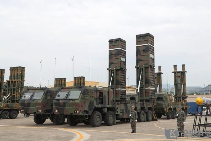 Sự đối xử khác biệt này, rõ ràng có liên quan đến sự thay đổi trong chiến lược Châu Á - Thái Bình Dương của Mỹ. Xét thấy “mối đe dọa tên lửa Trung - Nga” mà Đông Bắc Á phải đối mặt ngày càng rõ ràng, quân đội Mỹ đã dần rút quân và chuyển hướng sang chuỗi đảo thứ hai.