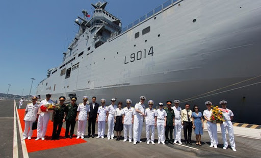 Trong khuôn khổ năm hữu nghị Pháp-Việt Nam được tổ chức nhân dịp kỷ niệm 40 năm ngày thiết lập quan hệ ngoại giao giữa hai nước hồi năm 2016, tàu Tonnerre đã đến thăm Việt Nam và cập cảng Bà Rịa-Vũng Tàu. Một sĩ quan, học viên của Hải quân Việt Nam đã tham gia khóa huấn luyện trên tàu, nhằm tăng cường đoàn kết giữa quân đội hai nước.