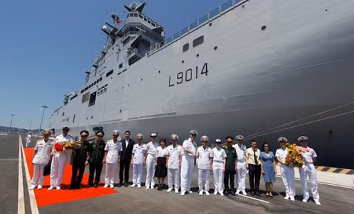 Trong khuôn khổ năm hữu nghị Pháp-Việt Nam được tổ chức nhân dịp kỷ niệm 40 năm ngày thiết lập quan hệ ngoại giao giữa hai nước hồi năm 2016, tàu Tonnerre đã đến thăm Việt Nam và cập cảng Bà Rịa-Vũng Tàu. Một sĩ quan, học viên của Hải quân Việt Nam đã tham gia khóa huấn luyện trên tàu, nhằm tăng cường đoàn kết giữa quân đội hai nước.