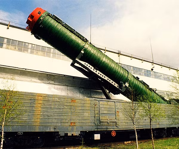 Nguyên nhân là do loại tên lửa này được lắp đặt trong ống phóng kiêm ống bảo quả kín, được chuyển giao thẳng từ nhà máy sản xuất; khi cần là có thể phóng luôn. Nhưng việc thử nghiệm bật nguồn liên tục, đã đẩy nhanh tốc độ lão hóa của tên lửa, khó đảm bảo tầm bắn và độ chính xác.