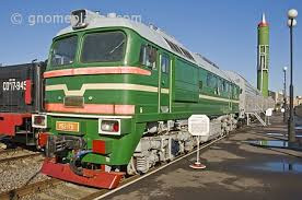 Những nơi này thường không quá xa căn cứ, dọc đường đi có các trạm tiếp tế và hầm trú ẩn; đồng thời nằm dưới sự bảo vệ chặt chẽ của hệ thống phòng không và lực lượng bảo vệ mặt đất. Xét cho cùng, đoàn tàu tên lửa dù có cơ sở vật chất và điều kiện hỗ trợ trên tàu có hoàn hảo đến đâu, cũng không thể so sánh được với căn cứ cố định.