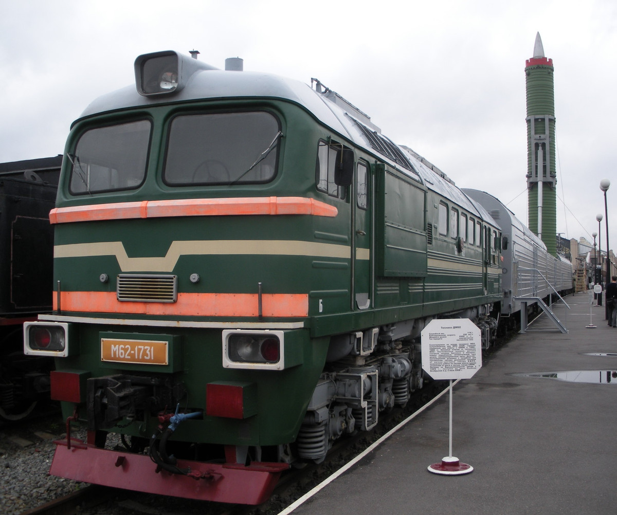 Còn tên lửa đạn đạo được triển khai trên các hệ thống phóng di động, dù là phóng từ tàu ngầm hay trên các xe phóng, đều được lắp đặt đầu đạn hạt nhân, với vai trò đánh trả ngay từ đòn hạt nhân đầu tiên; nhưng các hệ thống di động này đều triển khai xa khu dân cư, nếu có xảy ra sự cố gì, cũng không ảnh hưởng đến mục tiêu dân sự.