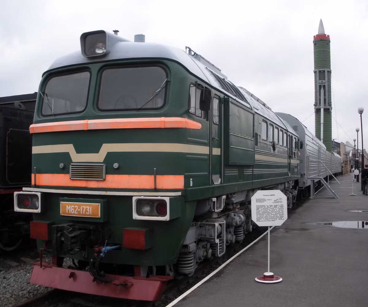 Còn tên lửa đạn đạo được triển khai trên các hệ thống phóng di động, dù là phóng từ tàu ngầm hay trên các xe phóng, đều được lắp đặt đầu đạn hạt nhân, với vai trò đánh trả ngay từ đòn hạt nhân đầu tiên; nhưng các hệ thống di động này đều triển khai xa khu dân cư, nếu có xảy ra sự cố gì, cũng không ảnh hưởng đến mục tiêu dân sự.