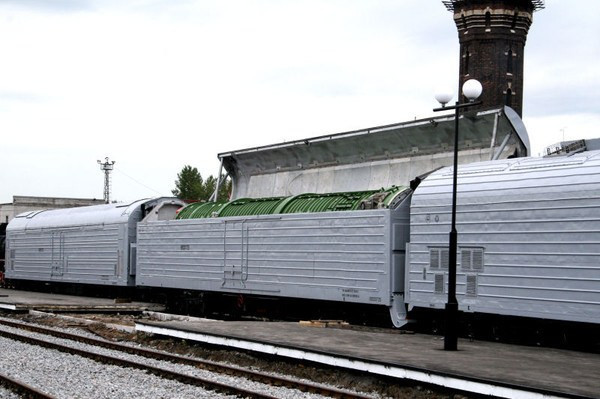 Nếu Trung Quốc triển khai đoàn tàu này tại miền tây, nơi dân cư thưa thớt, thì đoàn tàu này rất dễ bị vệ tinh trinh sát của đối phương phát hiện; nếu triển khai tại miền đông, dân cư đông đúc, nếu xảy ra sự cố gì, thì hậu quả vô cùng nặng nề; cùng với đó, là hoàn toàn không thể giữ bí mật.