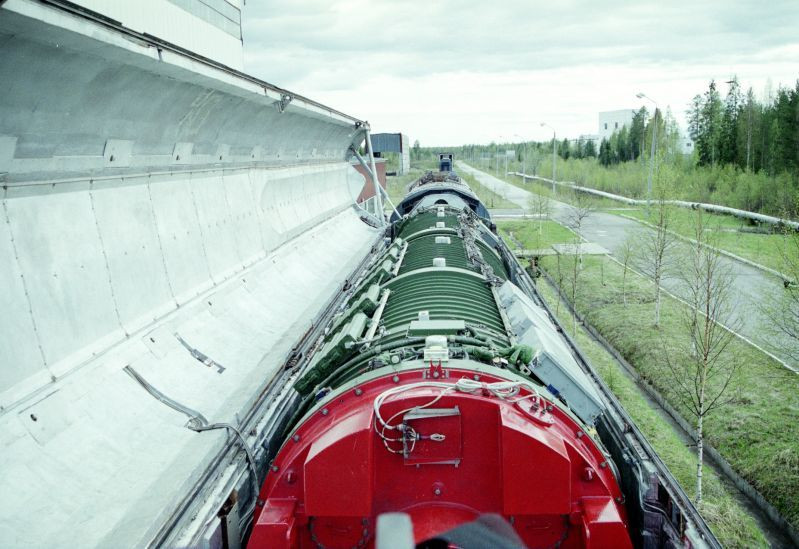 Ngoài vấn đề bí mật, tính an toàn của hệ thống bệ phóng di động đường sắt cũng nổi bật hơn cả. Hầu hết các hầm phóng tên lửa đạn đạo trên mặt đất, đều được xây dựng trên sa mạc hoặc núi cao, tên lửa đạn đạo đặt trong giếng phóng thường không lắp đầu đạn hạt nhân, chúng chỉ được lắp đầu đạn khi có tình huống.