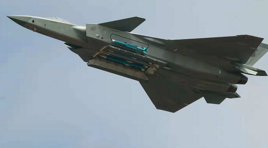 Ngoài ra, bản thân sự an toàn của các máy bay tiếp dầu này cũng đang đứng trước mối đe dọa rất lớn, ví dụ tiêm kích tàng hình J-20 của Trung Quốc, là máy bay rất thích hợp, để “săn” các tàu chở dầu cỡ lớn và máy bay trinh sát của quân đội Mỹ.