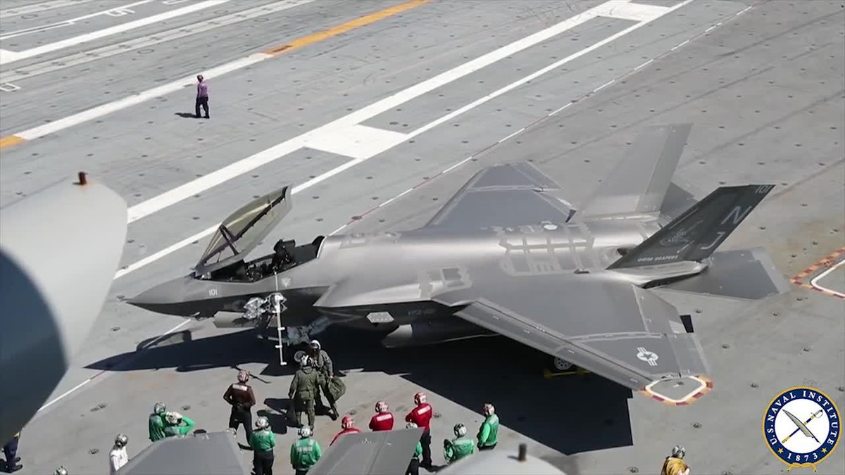 Trong các cuộc tập trận, F-35C có thể hạ cánh và ở lại căn cứ ở Hawaii; nhưng điều này là không thể trong thời chiến. Nói cách khác, nếu muốn tiến công mục tiêu xa hơn 4.200 km, F-35C có thể phải bay tổng cộng 8.400 km.