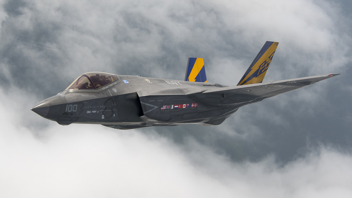 Vậy F-35C có thể bay bao xa trong một cuộc tấn công sâu như vậy? Để trả lời câu hỏi này, Phi đội VMFA-314 đã thực hiện thử nghiệm. Trong một cuộc tập trận hồi tháng 7, một chiếc F-35C của phi đội, đã bay từ Miramar đến Bang Washington, với quãng đường hơn 1.600 km.