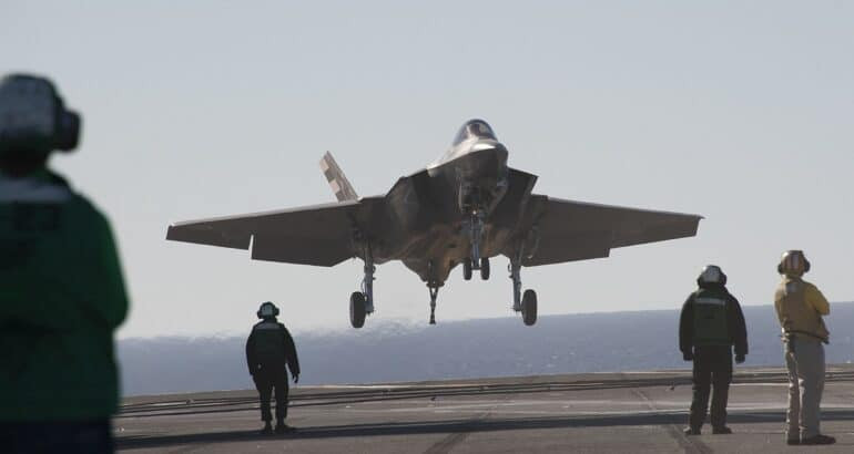 Mặc dù Lực lượng Thủy quân lục chiến Mỹ đang chuẩn bị cho các hoạt động không kích tầm xa, nhưng điều này không có nghĩa là lực lượng này có khả năng tiếp tục hoàn thành các nhiệm vụ không kích, mà bất chấp đòn phản công của đối thủ, nên Mỹ vẫn còn nhiều việc phải giải quyết cả về lý luận và thực tiễn. Nguồn ảnh: Pinterest.