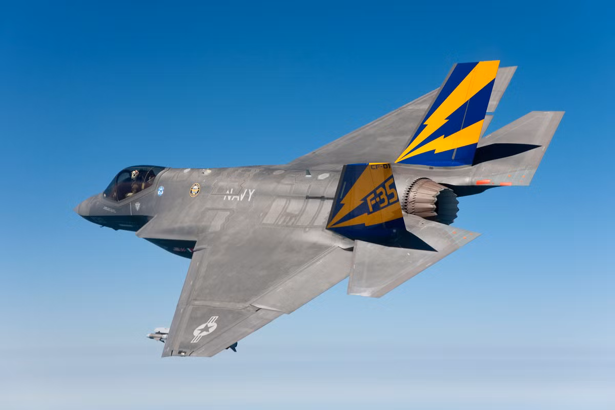 Ngược lại, F-35C có diện tích cánh lớn hơn các mẫu A và B, đồng thời nó cũng có càng hạ cánh chắc chắn hơn, được thiết kế đặc biệt để tác chiến trên các tàu sân bay của Hải quân Mỹ. So với F-35B, F-35C có thể chở 3 tấn nhiên liệu và có khoang vũ khí lớn hơn.