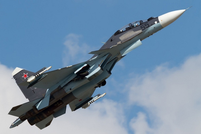 Su-30SM có trọng lượng nặng hơn so với F-15 và F-22 của Mỹ, được trang bị nhiều loại vũ khí phòng không hiện đại hơn. Su-30SM trang bị những cảm biến lớn hơn nhiều so với F-16 và được hưởng lợi từ tốc độ, độ cao, khả năng cơ động, tầm hoạt động và trọng tải vượt trội.