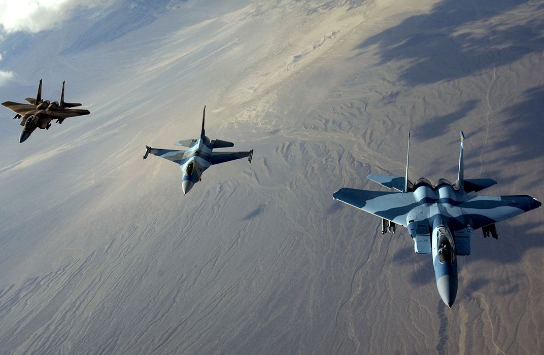 Ở thời điểm hiện tại, các cường quốc không quân đều duy trì hai loại chiến đấu cơ hạng nặng và hạng nhẹ để bổ sung cho nhau trong thực hiện nhiệm vụ thấp-cao, xa-gần; vừa tiết kiệm chi phí, vừa phát huy được khả năng của những chiến đấu cơ hạng nhẹ khi chiến đấu ở độ cao thấp và trong nội địa.