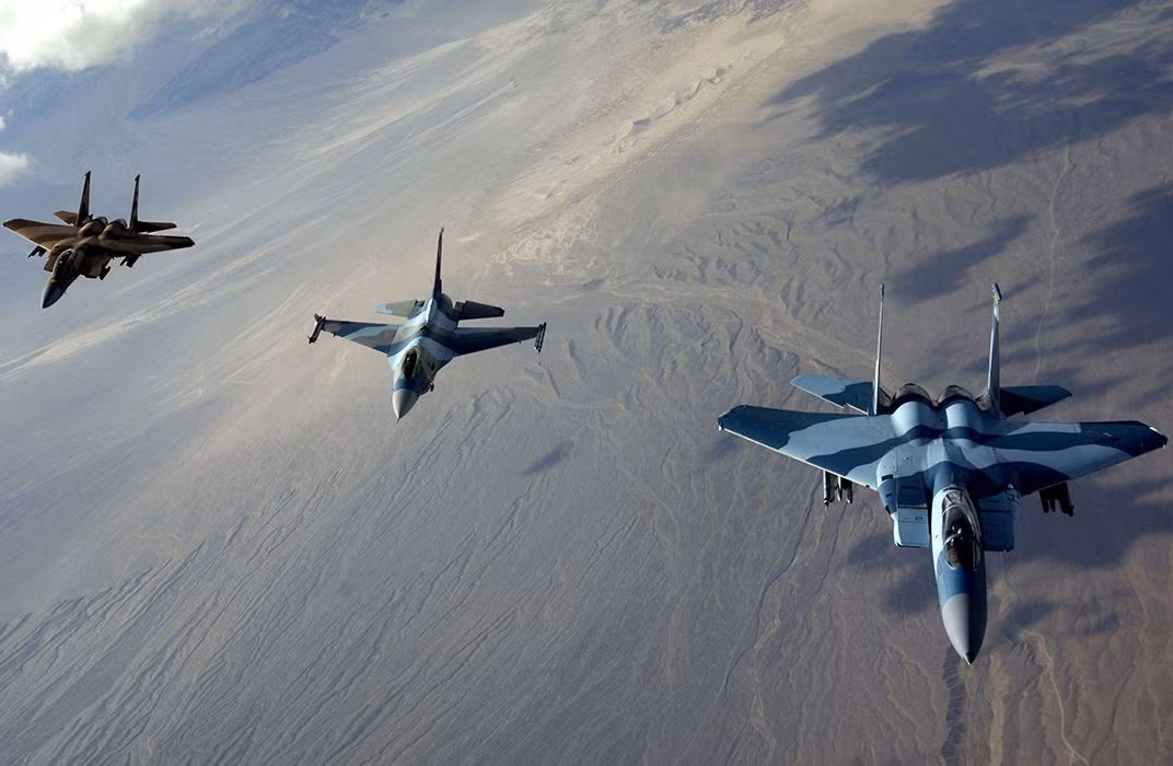 Ở thời điểm hiện tại, các cường quốc không quân đều duy trì hai loại chiến đấu cơ hạng nặng và hạng nhẹ để bổ sung cho nhau trong thực hiện nhiệm vụ thấp-cao, xa-gần; vừa tiết kiệm chi phí, vừa phát huy được khả năng của những chiến đấu cơ hạng nhẹ khi chiến đấu ở độ cao thấp và trong nội địa.