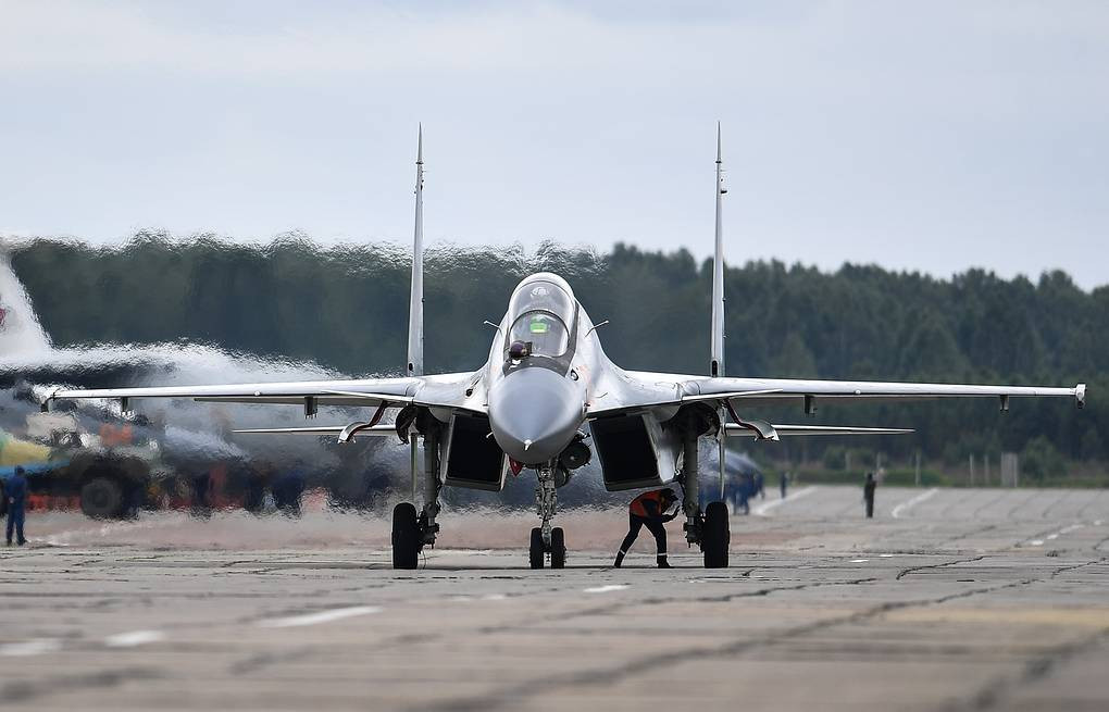 Nếu xét về khả năng quân sự, Su-30SM dường như mang lại những lợi thế rất rõ ràng; nhưng vẫn có khả năng Việt Nam tìm cách mua F-16V với số lượng nhỏ, do lợi ích chính trị của việc trang bị loại chiến đấu cơ này. Rất có thể việc mua F-16V, sẽ được xem là mở đường cho sự hợp tác như vậy.
