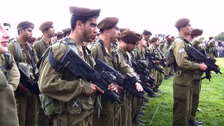 Để đối phó tình hình có thể tiếp tục leo thang, IDF trong những ngày gần đây đã triển khai thêm binh lính áp sát biên giới Dải Gaza, bao gồm Lữ đoàn Dù, Lữ đoàn Bộ binh Golani và Lữ đoàn Thiết giáp số 7. Xe tăng và xe thiết giáp có thể được nhìn thấy được vận chuyển bằng xe tải trên các tuyến đường cao tốc ở miền nam Israel.