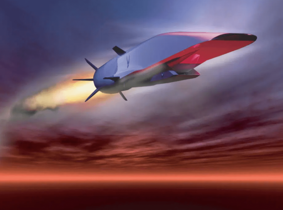 Trong khi đó, Hải quân Mỹ và Quân đội Mỹ đang hợp tác (điều ít thấy), để phát triển động cơ cho một tên lửa có tốc độ Mach 5+ và một đầu đạn lượn siêu tốc, cho giai đoạn hai của vũ khí siêu thanh. Hải quân đã xác định phiên bản Block V mới, của tàu ngầm tấn công lớp Virginia, là bệ phóng ban đầu cho tên lửa siêu thanh.