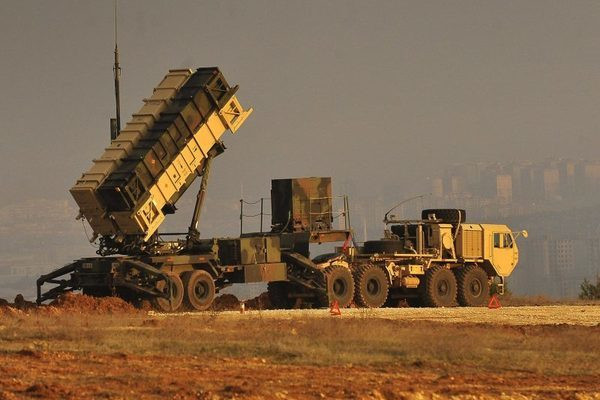 Ngoài ra, để bảo vệ các lực lượng được hậu thuẫn của Mỹ trước các cuộc không kích của lực lượng phòng không Syria và Lực lượng Hàng không Vũ trụ Liên bang Nga, Mỹ đã chuyển đến đây những hệ thống tên lửa phòng không Patriot.