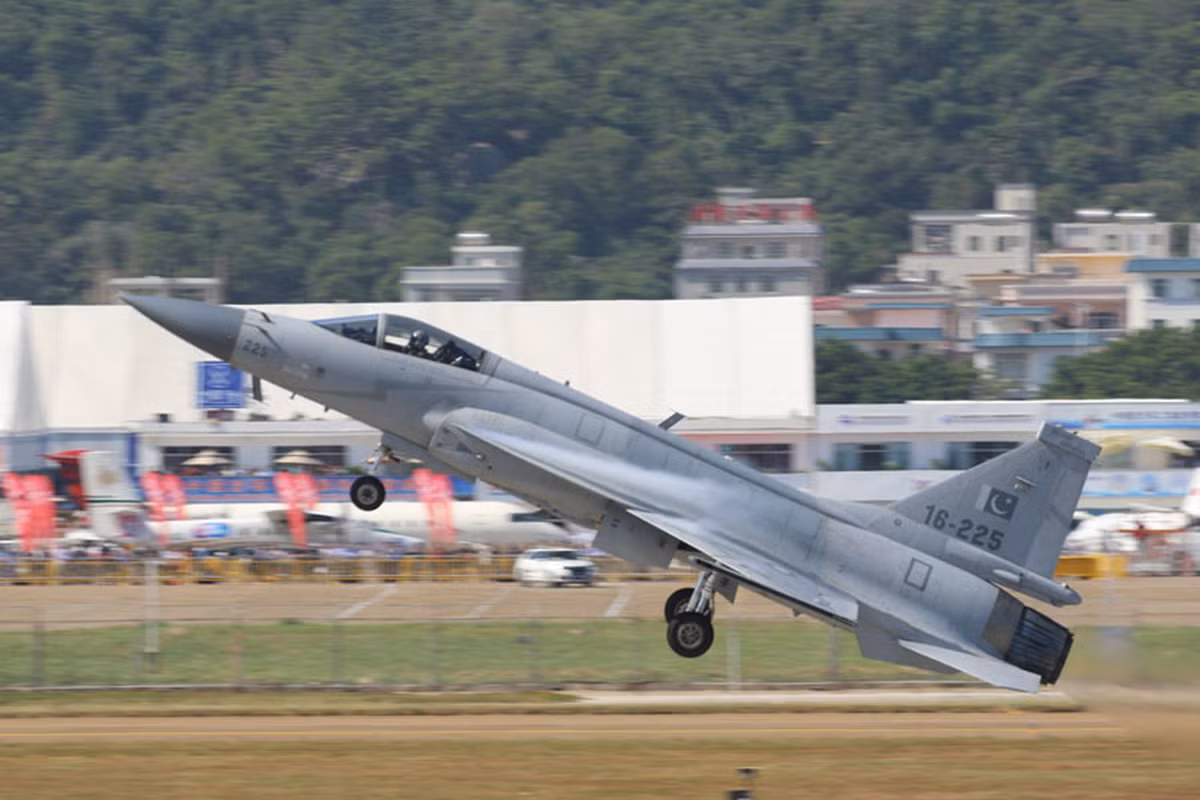 Theo một số nguồn tin, lực lượng vũ trang của nước này hiện đang nghiêng về chiến đấu cơ JF-17, loại máy bay có thành tích hoạt động lâu hơn đáng kể, đã được sản xuất với số lượng lớn hơn và đã được vận hành bởi ba quốc gia gồm Pakistan, Myanmar và Nigeria.