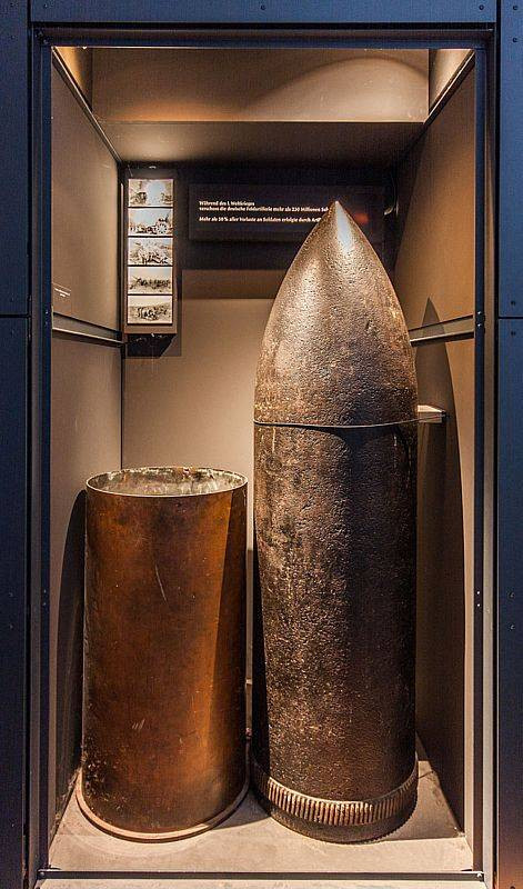 Súng cối 420 mm của Đức rất hiệu quả trong cuộc chiến chống lại các pháo đài của Bỉ và Pháp, trong giai đoạn đầu của Chiến tranh thế giới thứ nhất. Đạn nổ cao phát nổ tạo ra miệng hố có đường kính lên tới 13 mét và sâu 6 mét. Đồng thời có tới 15 nghìn mảnh vỡ được bắn ra, phạm vi sát thương lên đến hai km.