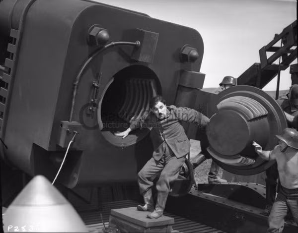 Tốc độ bắn của súng cối 420 mm chỉ là 8 phát mỗi giờ. Đồng thời, hỏa lực từ hệ thống pháo "Gamma" được bắn ở góc nâng nòng từ 43 đến 63 độ. Theo thiết kế ban đầu, loại đạn được sử dụng phổ biến là đạn xuyên giáp nặng 1160 kg, chứa 25 kg thuốc nổ. Với tốc độ 400 m/s, tầm bắn tối đa của loại đạn này đạt 12,5 km.